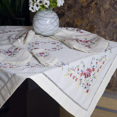 Mantel bordado con diseño azur "Clavel"