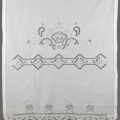 Traditionell handgjord gardin med klippt broderi