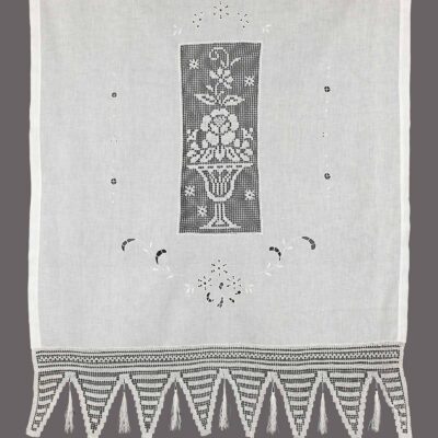 Traditionelt håndlavet gardin med udskåret broderi og blonder
