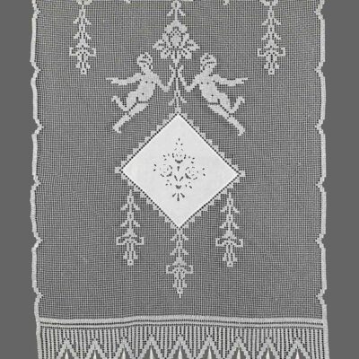 Traditionell handgjord stickad gardin med klippt broderi