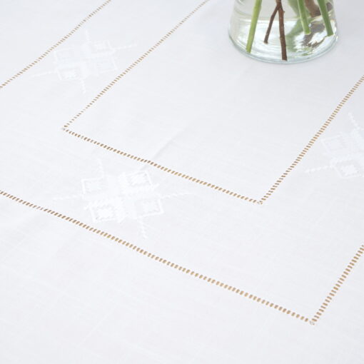 機械刺繍のリネンダイニングテーブルクロス（白）