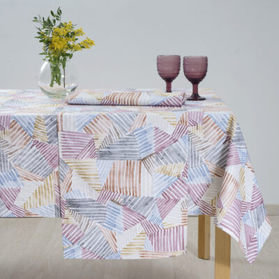 Bordsduk av bomull och dekorativa föremål med tryckt mönster