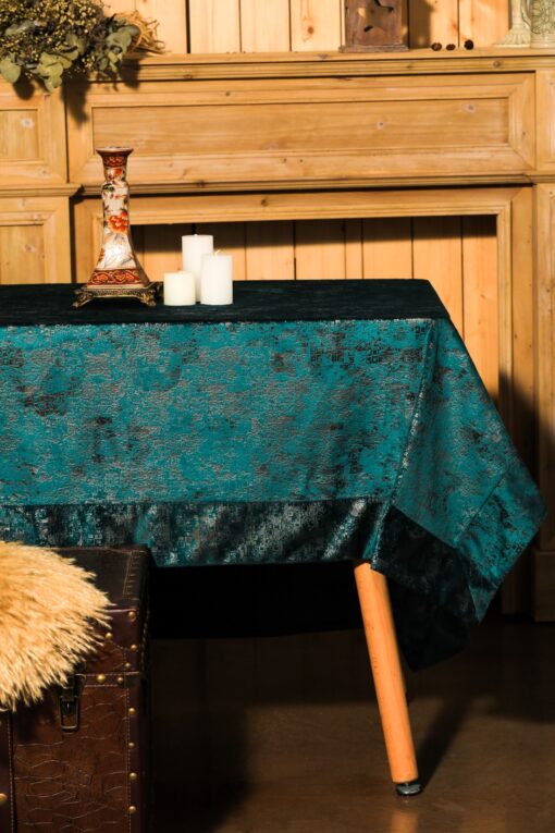 Turkos bordsduk och dekorationsartiklar från sammet / konstläder