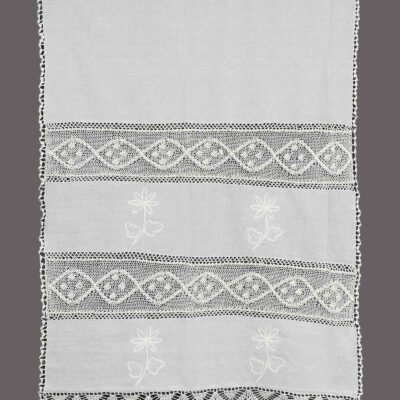 Traditionell handgjord gardin med Atrade och Lasse