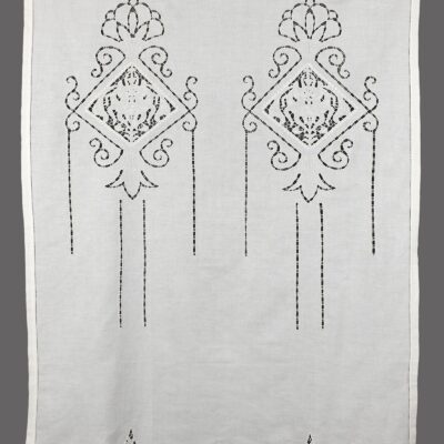 Traditionell handgjord gardin med klippt broderi