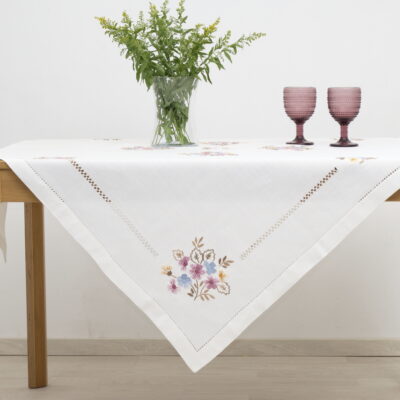 Cadre de table fait main et nappe carrée avec broderie et azur