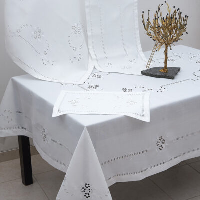 Traditionelle Tischdecken und Gegenstände Dekoration mit geschnittener Stickerei und handgemachtem Azurblau