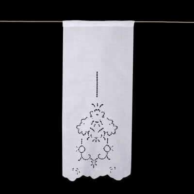 Handgefertigter traditioneller Vorhang mit geschnittener Stickerei