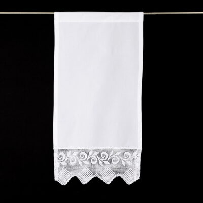 Traditionell handgjord gardin med spets