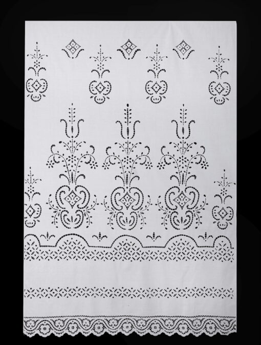 Handgefertigter traditioneller Vorhang mit geschnittener Stickerei